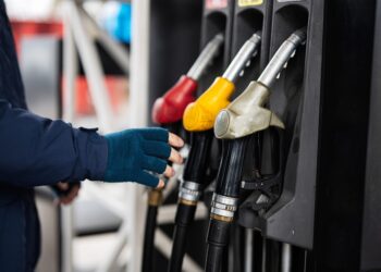 Gasolina fica 5,6% mais barata para distribuidoras e deve impactar inflação