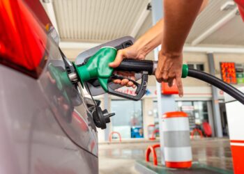 Petrobras reduz em 5,6% preços de gasolina para distribuidoras a partir da terça-feira, 3