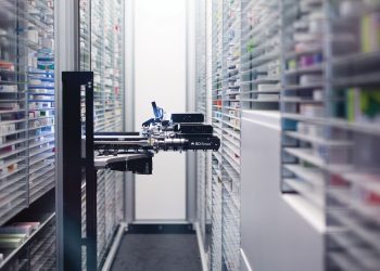 Rede de farmácias do Paraná implementa robô de autoatendimento 24h em loja