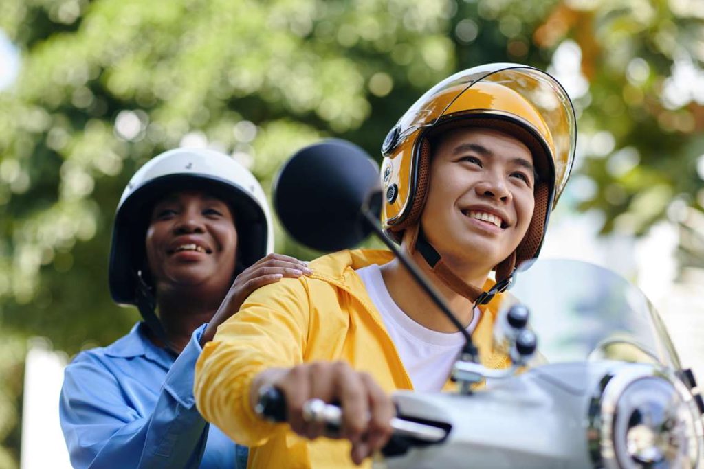 Uber e 99 recebem multas do Procon-SP por operação irregular de mototáxi