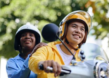 Uber e 99 recebem multas do Procon-SP por operação irregular de mototáxi