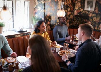 Comer fora ficou mais caro: preços das refeições fora do lar sobem 22,1% no 1º trimestre de 2025