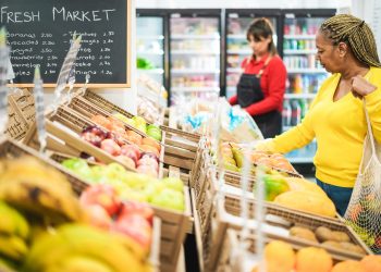 Supermercados têm falta de trabalhadores e recorrem até a Exército para preencher 350 mil vagas