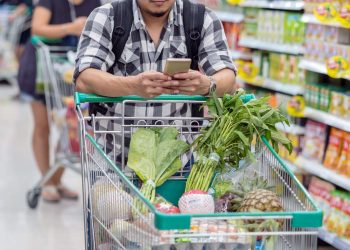 Estudo revela que 75% dos brasileiros usam apps para fazer compras no supermercado