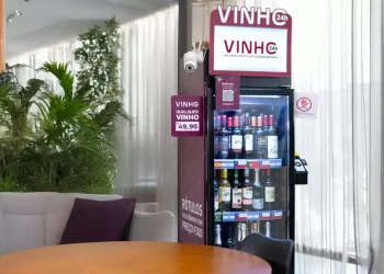 Com modelo 100% remoto, Vinho24h acelera expansão de adegas em condomínios