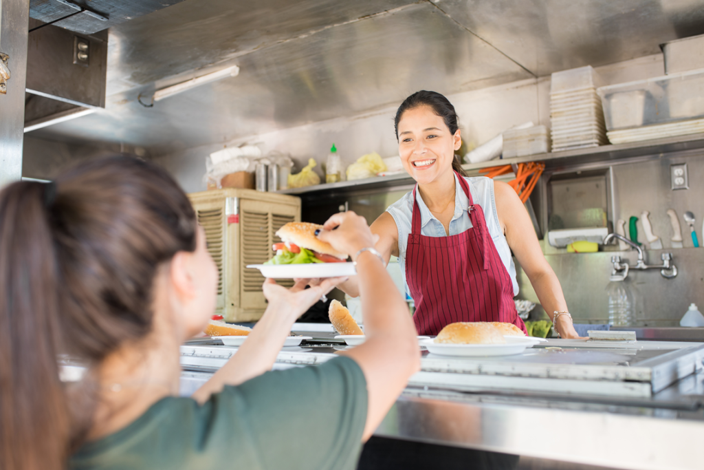 Foodservice cresce 6,7% em maio, mas queda nas transações revela consumidor mais seletivo