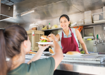 Foodservice cresce 6,7% em maio, mas queda nas transações revela consumidor mais seletivo