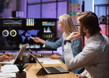 Entre o hype e o impacto: o que separa a IA genérica da IA estratégica