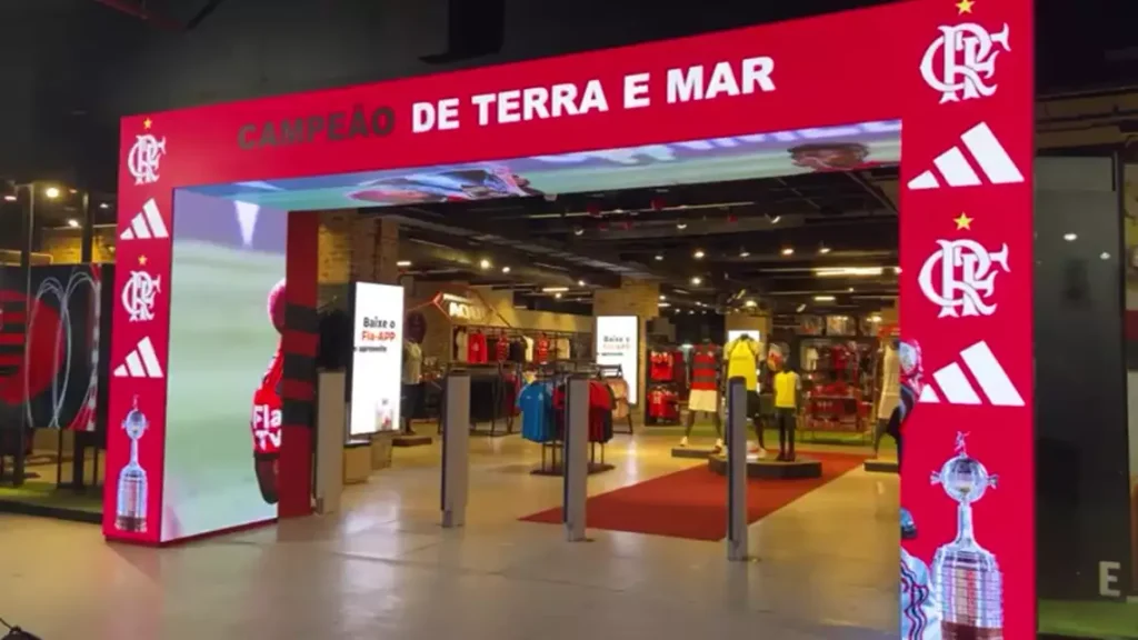 Flamengo leva torcedor para dentro do universo rubro-negro com pórtico digital em loja