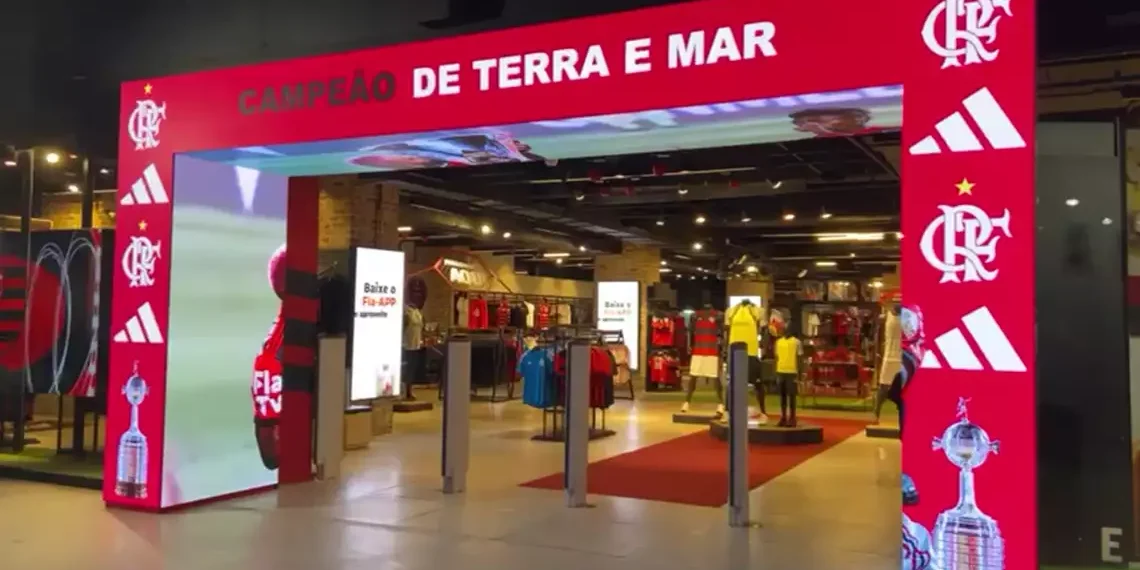 Flamengo leva torcedor para dentro do universo rubro-negro com pórtico digital em loja