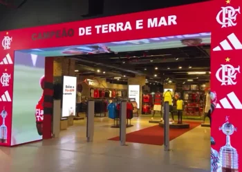 Flamengo leva torcedor para dentro do universo rubro-negro com pórtico digital em loja