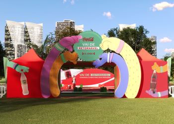 Coca-Cola leva tabuleiro gigante para shopping de Salvador incentivando o uso de retornáveis