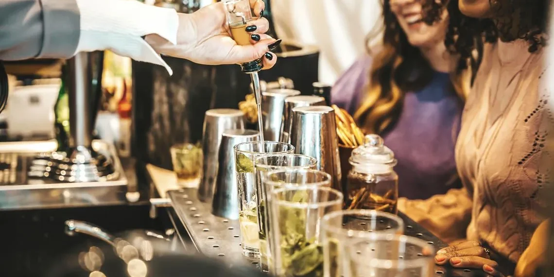 Bares e fabricantes treinam empresas para identificar bebidas falsas