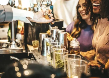 Bares e fabricantes treinam empresas para identificar bebidas falsas