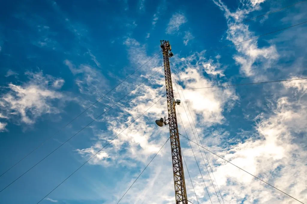 Operadoras erguem torre de telefonia em ilha remota, na região de Belém, como legado da COP