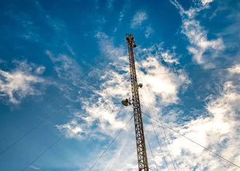 Operadoras erguem torre de telefonia em ilha remota, na região de Belém, como legado da COP
