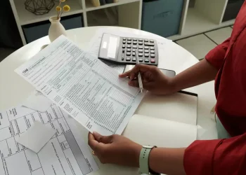 Serasa Experian lança guia gratuito para PMEs se prepararem para a reforma tributária 2026